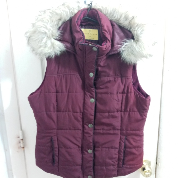 Prince & Fox Burgundy Puffer Vest Faux Fur Hood Women’s L Full Zip - Picture 8 of 8
